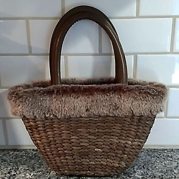 Bath and Bodyworks Weaved Furry Hand Bag. - Picture 1 of 7